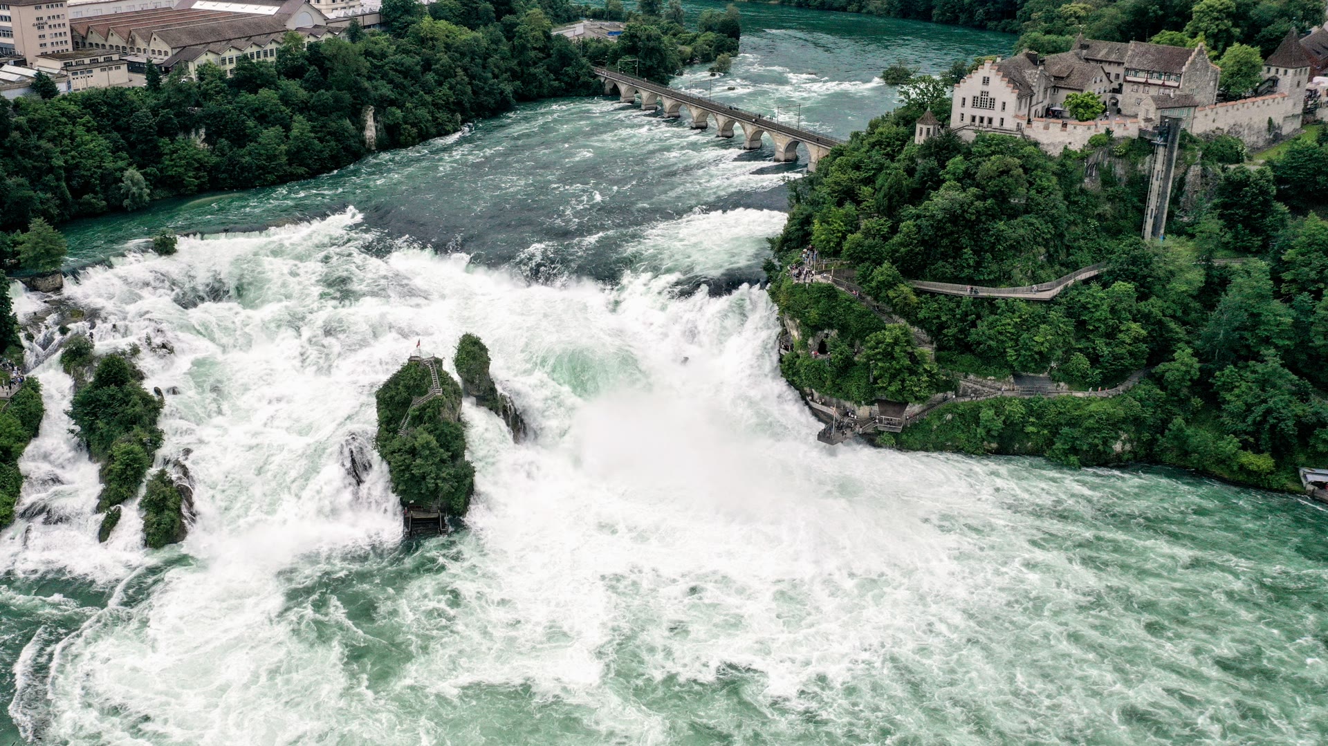 Luftaufnahme des Rheinfalls bei Neuhausen, mit Schloss Laufen